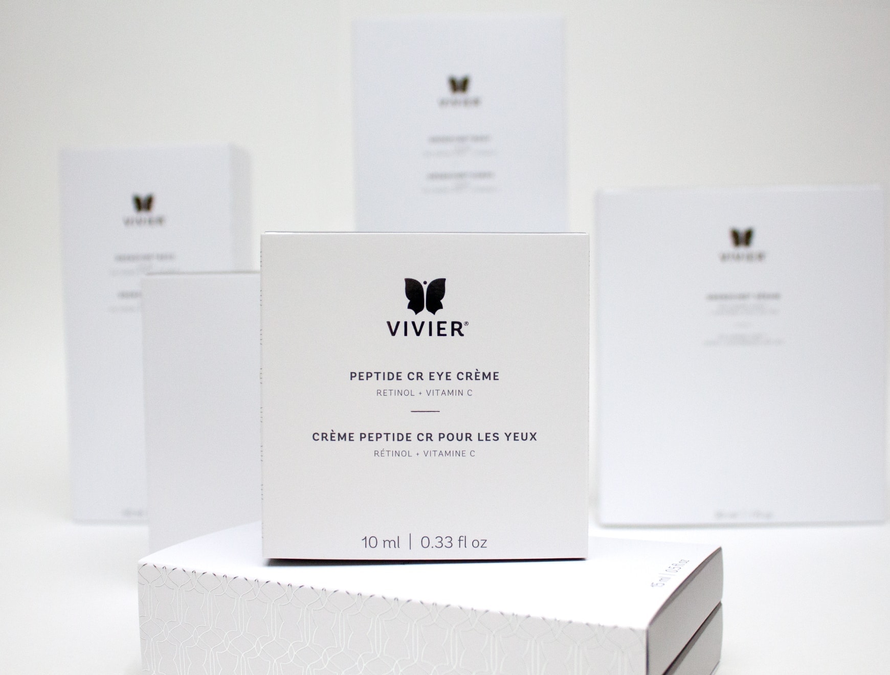 Emballages de crème pour les yeux Vivier Peptide CR Image d'une boîte de crème pour les yeux Vivier Peptide CR, avec d'autres emballages Vivier en arrière-plan.