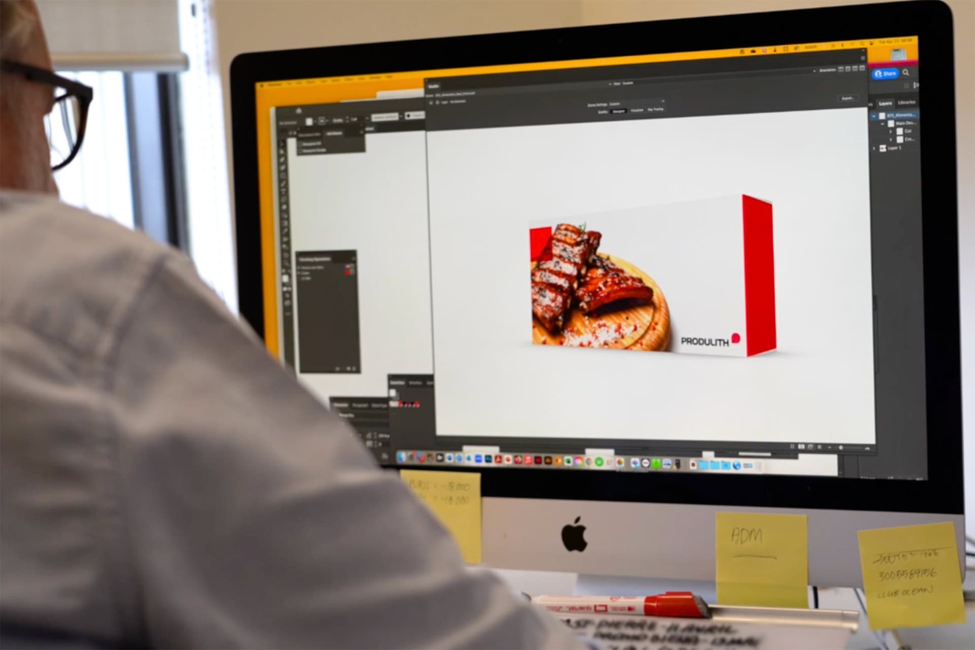 Image d'un graphiste travaillant sur un ordinateur, concevant l'emballage d'un produit alimentaire pour Produlith. - Mathieu Bourgeois