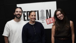 Photo de trois entrepreneurs lors d'une émission de podcast inspirante.