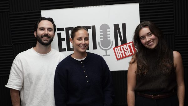 The Pretty Ugly Company Photo de trois entrepreneurs lors d'une émission de podcast inspirante.